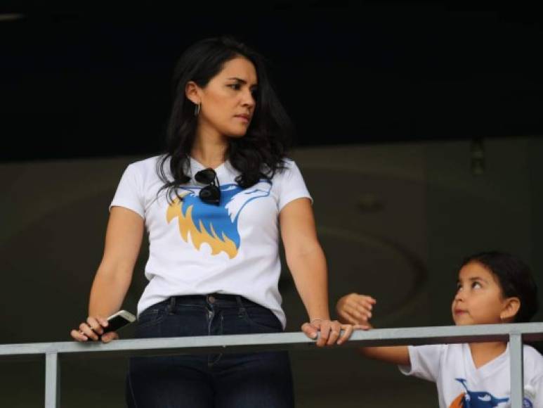 Ella es Eva Názar, la hija del entrenador Salomón Nazar de la UPN. Estuvo en las gradas del estadio Nacional apoyando a su padre.