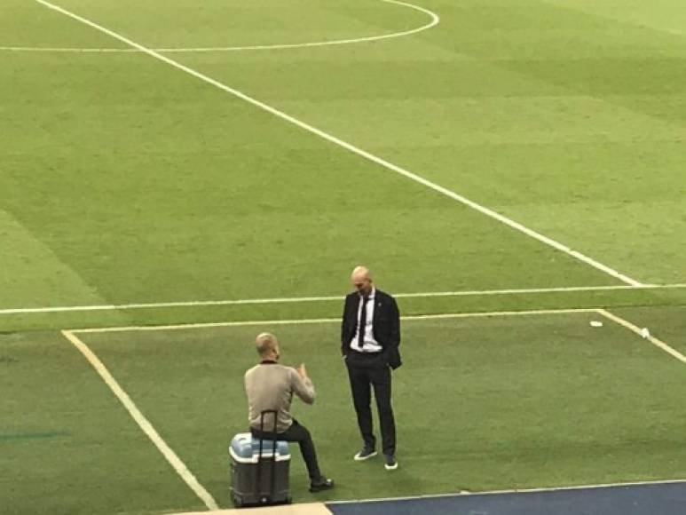 La imagen viral al final del partido. Zidane y Guardiola volvieron al campo tras las conferencias de prensa y estuvieron charlando por varios minutos.