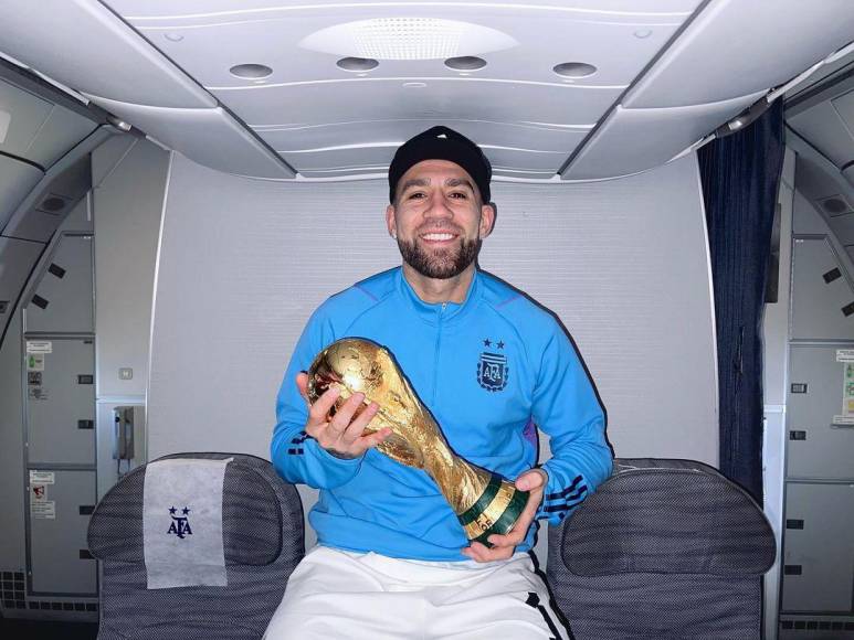 Nicolás Otamendi con la Copa del Mundo dentro del avión.