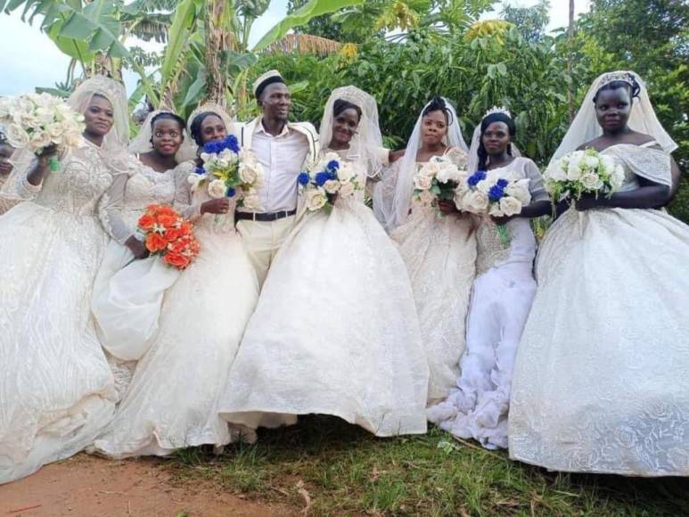 Un hombre de 47 años se casó con siete mujeres a la misma vez, dos con las que se casó son hermanas biológicas.. Así fue la ceremonia.