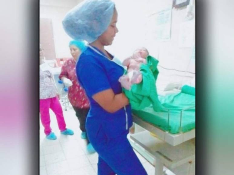 En su cuenta de facebook compartió esta imagen y dijo que ayudar en un parto fue 'la mejor experiencia de su vida'