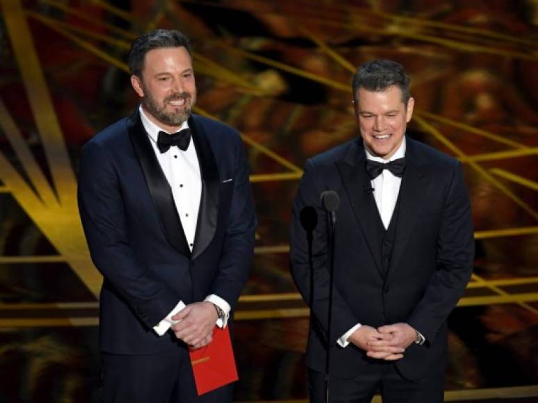Jimmy Kimmel cumplió con las expectativas y se burló en varias ocasiones de Matt Damon. Le recordó que cedió su participación en 'Manchester by the Sea' a Casey Affleck (Mejor actor), mientras que él se fue a trabajar a China en 'The Great Wall'. Damon solo sonrió.