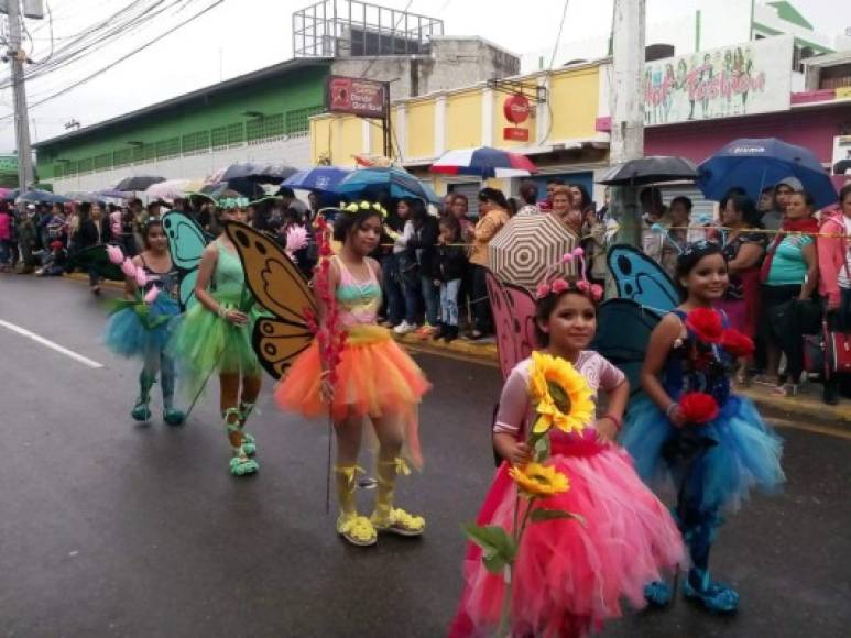 Estas hermosas niñas se vistieron de mariposas y acapararon miradas entre los presentes.