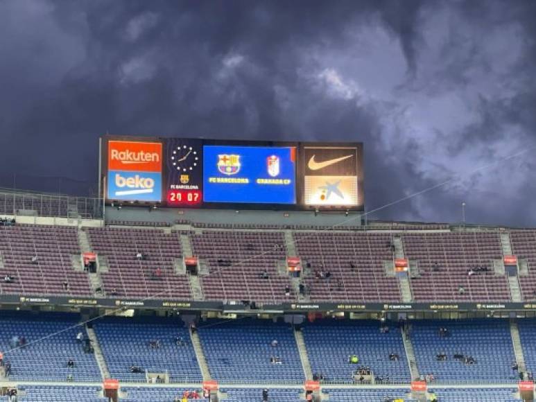 Los pocos aficionados que acudieron al Camp Nou expresaron su molestia y exigieron prisión para Josep Bartomeu, expresidente del club catalán.