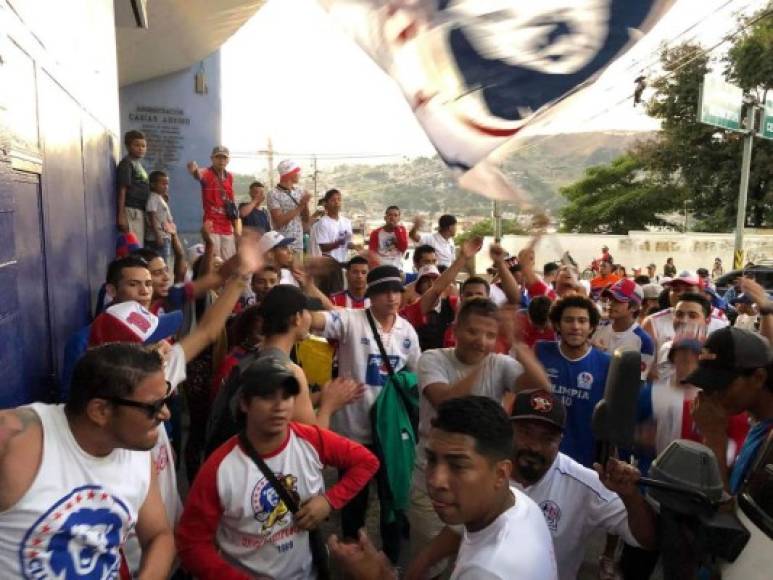 Aficionados del Olimpia llegaron temprano para recibir al plantel en las afueras del estadio Nacional y mostrarle su apoyo.