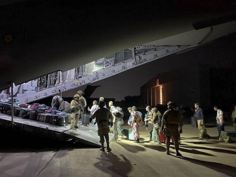 La mayoría de los extranjeros evacuados son personal diplomático. Muchos nacionales siguen esperando un sitio en los convoyes que parten continuamente hacia Puerto <b>Sudán</b>, a orillas del mar Rojo, o a las bases aéreas de las afueras de la capital.