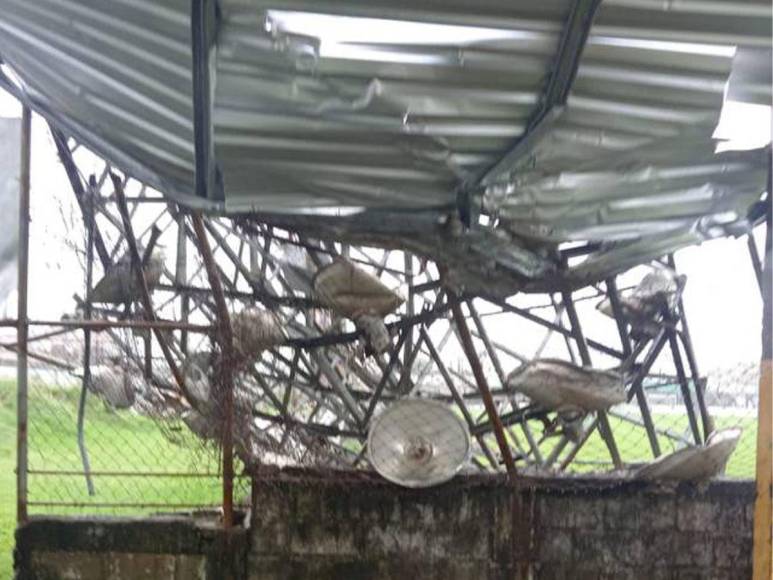 La estructura de metal cayó hacia el interior del recinto deportivo de Puerto Cortés.