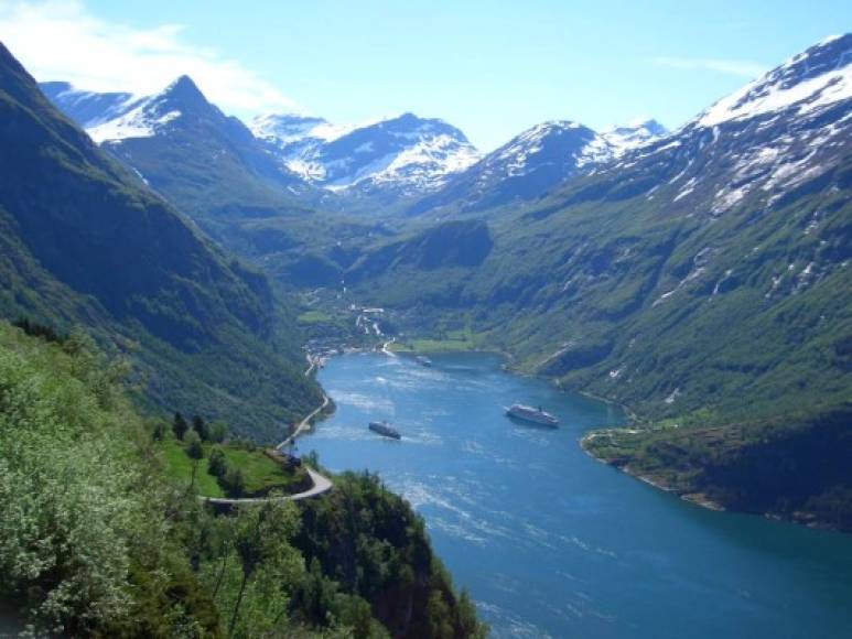 7. Noruega.<br/><br/>Mucha gente asocia Noruega con naturaleza, fiordos, montañas, frío y auroras boreales. <br/><br/>Sin embargo, se puede descubrir la cultura y historia de Noruega de una forma interesante durante un viaje al país escandinavo.<br/>