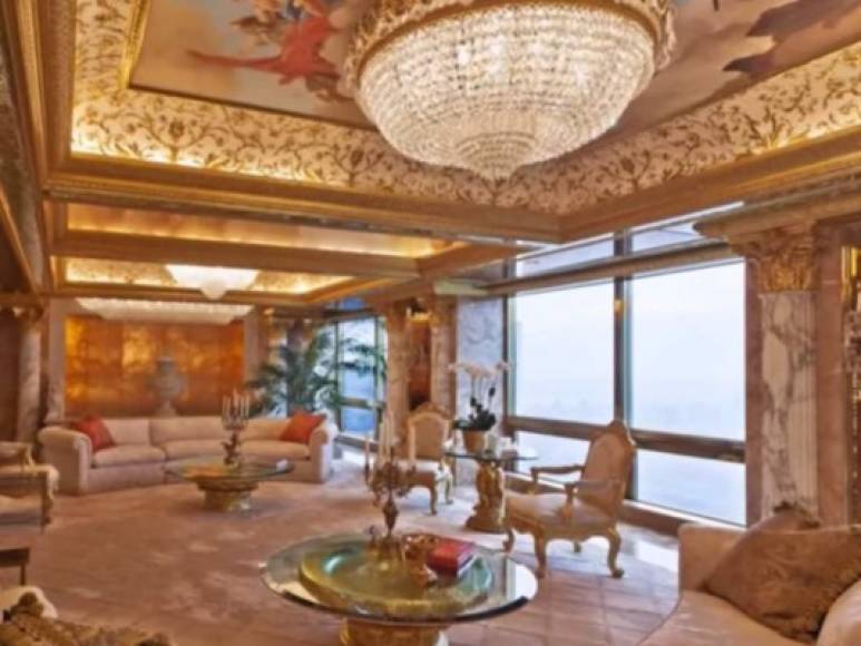 El penthouse de Donald Trump tiene una puerta cubierta de oro y diamantes, una fuente en el interior, un techo pintado como lienzo y un lujoso candelabro.