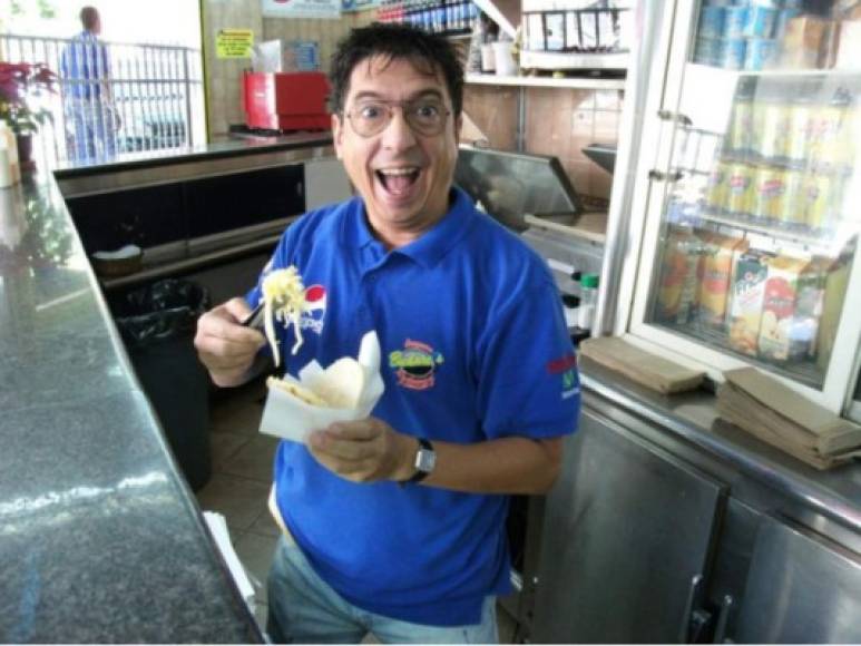 Koke Corona era el dueño de una panadería establecida en el centro de Caracas, Venezuela. La foto del actor causó mucha alegría entre los internautas, pues el comediante lucía muy contento y feliz trabajando en su puesto de comida.