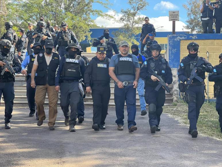 El detenido fue trasladado en un helicóptero policial a Tegucigalpa y posteriormente enviado a las Fuerzas Especiales de la Policía Nacional, donde permanecerá recluido mientras se desarrolla la audiencia de información.