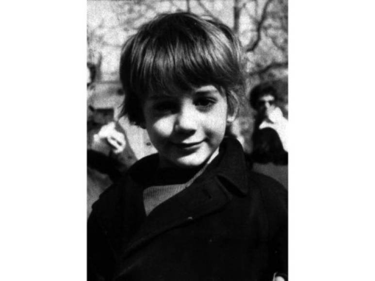 Robert nació el 4 de abril de 1965 en Manhattan, Nueva York. Es hijo de la actriz Elsie Ford y el director Robert Downey; tiene una hermana mayor llamada Allyson Downey. Ambos crecieron en Greenwich Village.