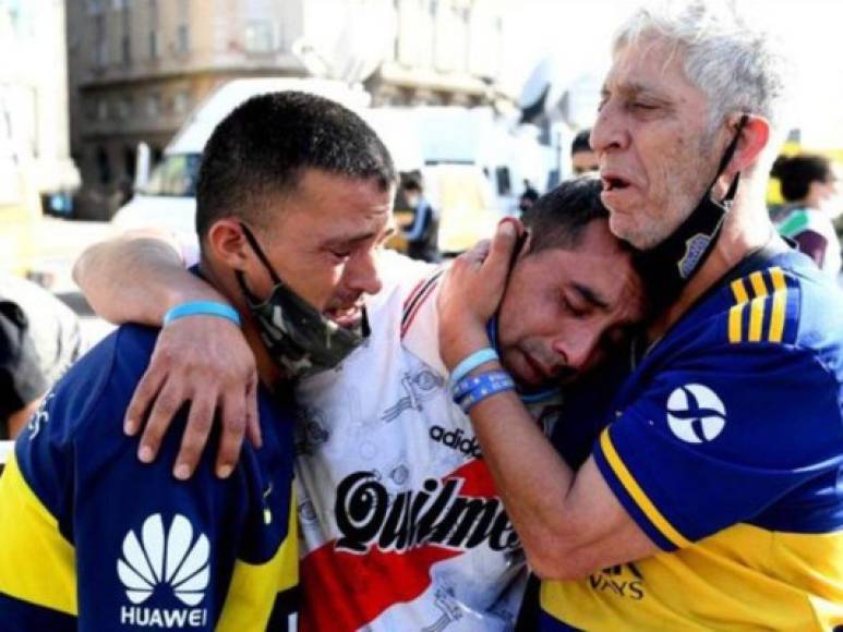 El amor de los argentinos por Maradona provocó este abrazo entre aficionados de Boca Juniors y River Plate.
