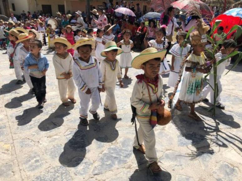 En el desfile, los pequeños cautivaron a la población con su carisma.