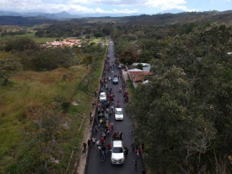 Vista aérea de una carretera en Guatemala por la que transita la caravana de hondureños migrantes.