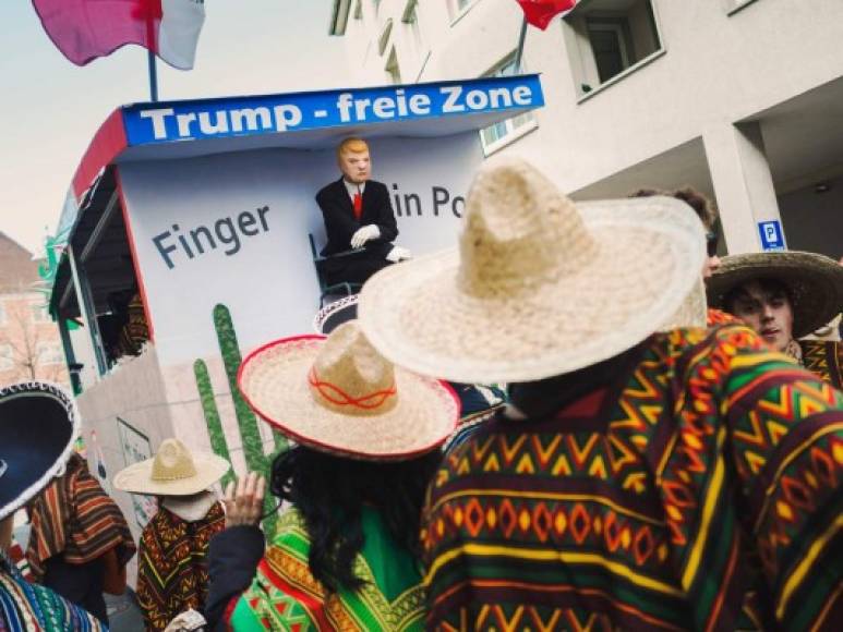 En las calles de Wuerzburg, al sur de Alemania, los juerguistas se disfrazaron de mexicanos en una flota titulada 'Trump-Free Area (área libre de Trump)'.