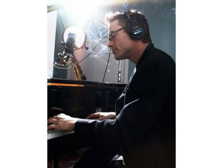 Robert Downey Jr. ha interpretado temas de producciones como Chaplin, Ally McBeal, Un chico para dos y Kiss Kiss Bang Bang, pero también ha cantado temas con Sting y en 2004 lanzó su propio disco 'The Futurist'.