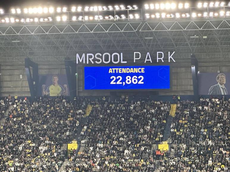 La asistencia en el Mrsool Park de Riad fue de 22.862 aficionados motivados por el debut de su nuevo ídolo.