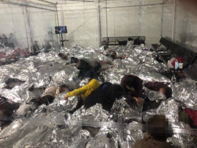 Senadores republicanos denunciaron una 'tragedia y una crisis provocada' por el presidente Joe Biden en la frontera de EEUU al recibir a miles de niños migrantes y encerrarlos en 'jaulas' pese a la pandemia de coronavirus.