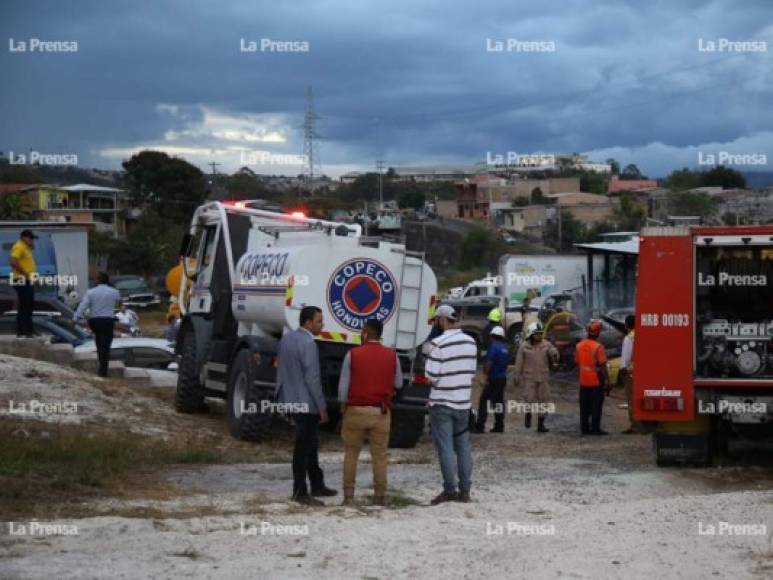 Miembros del Cuerpo de Bomberos y Cisternas de la Comisión Permanente de Contingencias (Copeco) acudieron al lugar del hecho y lograron evitar que el fuego destruyera más vehículos.<br/>