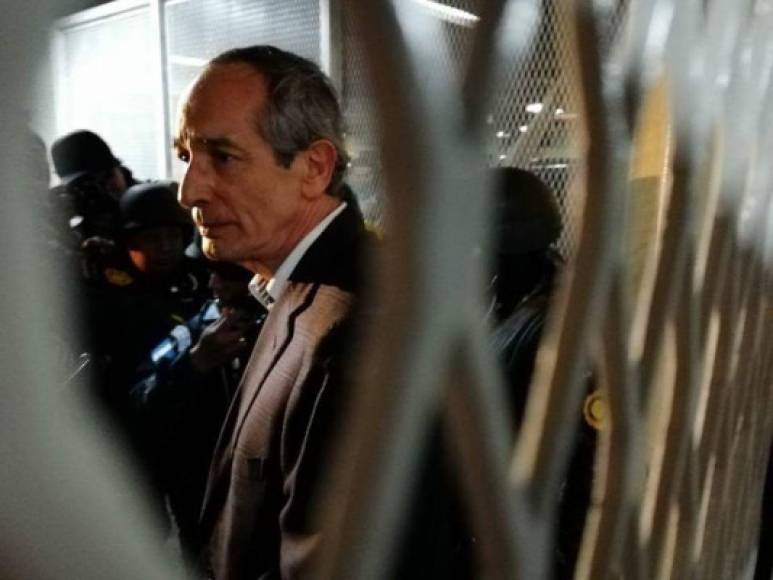 El jefe de la Fiscalía Especial contra la Impunidad (FECI), Juan Francisco Sandoval, confirmó vía telefónica a la AFP la detención del exmandatario en su residencia, ubicada en un sector exclusivo al este de la capital.