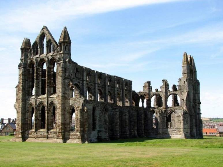 Unas corrientes de aire frío y unas inexplicables palmadas en la espalda se repiten en la abadía de Whitby, en el norte, cuyas ruinas góticas inspiraron al padre de Drácula, el escritor Bram Stoker.