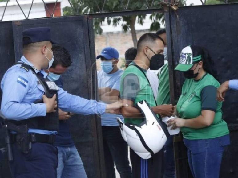 Policías resguardan el ingreso al estadio y que se cumplan las medidas de bioseguridad. Victoria sueña con regresar a la división de honor, de donde partió en 2016.