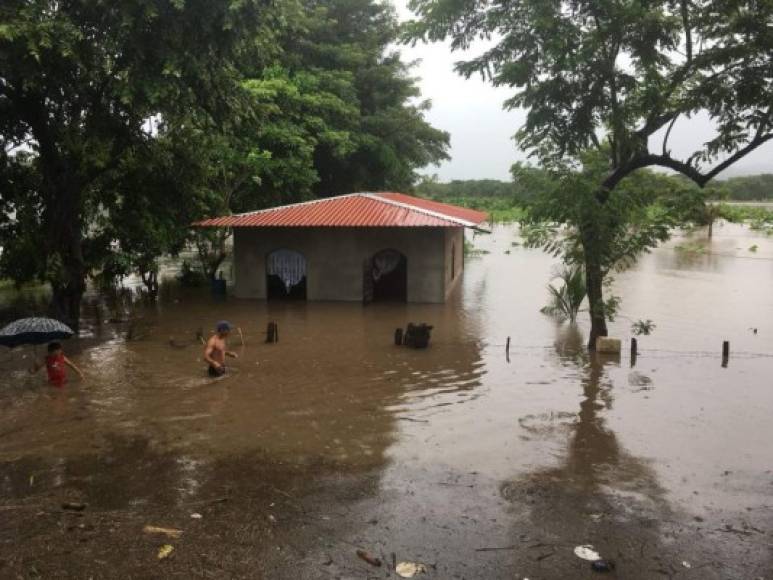 Las lluvias ya han hecho que los ríos desborden; en foto familias afectadas en el sector cercano al rio Ochomogo.<br/>(Foto vía @Jasmnica)
