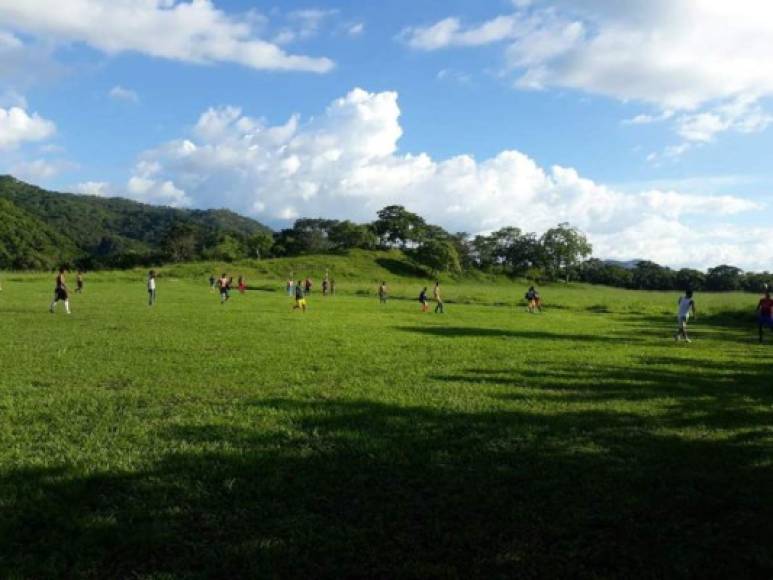 Un campo de fútbol que está en la aldea Guayambre en Jamastrán, El Paraíso.