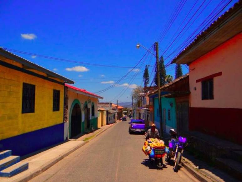 San Marcos de Colon - Choluteca<br/><br/>San Marcos de Colón es el municipio que rompe con todos los pronósticos cálidos de Choluteca, su clima es fresco, con abundantes bosques de reservas naturales que esconden cascadas ríos y hasta un hermoso cañón de rocas llamado 'caulato'. <br/><br/>San Marcos es fronterizo con Nicaragua, es una pequeño poblado pero con fluido comercio y hoteles.