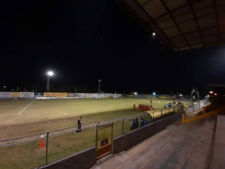 En el segundo tiempo del partido se fue la luz en una de las torres de energía eléctrica del estadio Humberto Micheletti y tardó varios minutos en volver a encenderse.