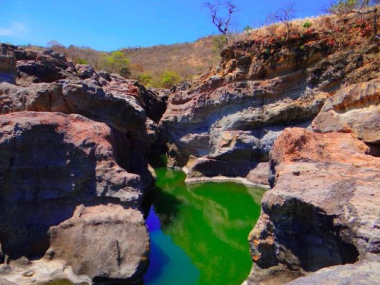 A unas cuadras de la frontera que divide a Honduras con Nicaragua (El Espino) encontramos un lugar encantador e impactante a los ojos humanos. Se llama Cañón del Caulato, que entrelaza rocas conteniendo un sumidero de aguas verdes y profundas.