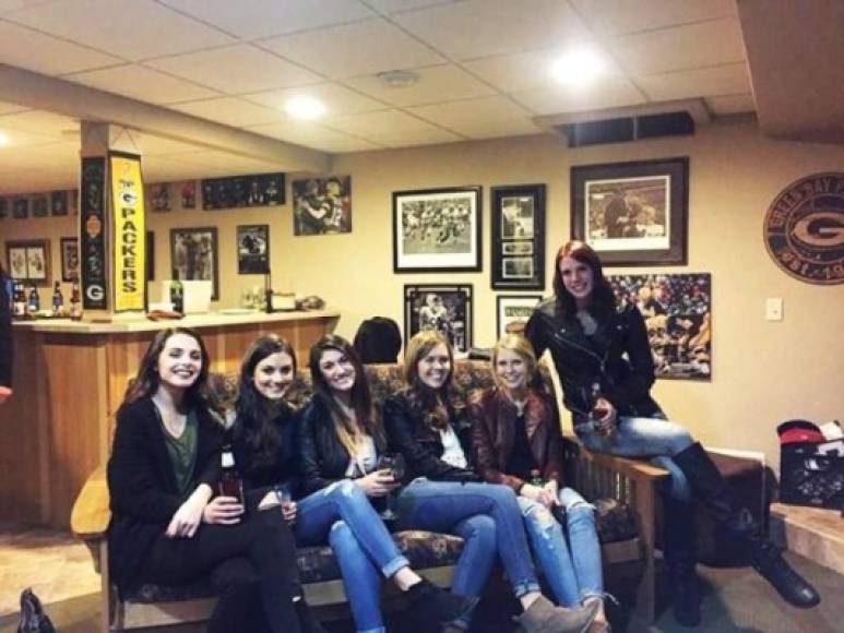 La foto de seis mujeres sentadas en un sofá en un bar se ha vuelto viral y es el nuevo debate en internet. La imagen fue compartida por el usuario nick de jr0d7771 en un hilo de Reddit y a primera vista se ve a una de las chicas, específicamente la del centro sin piernas. 'Encuentren las piernas de la chica sentada en el centro', propone el usuario.