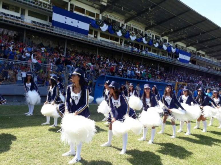 El público que se congregó en el estadio Morazán de San Pedro Sula premió con aplausos las acrobacias de las pomponeras del Debe y Haber.