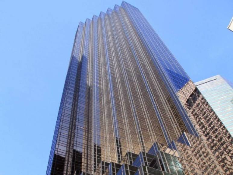 Donald Trump pasa la mayor parte de su tiempo en la Torre Trump, ubicada en la Quinta Avenida. La famosa torre es un rascacielos de 68 pisos y Trump duerme en el penthouse.