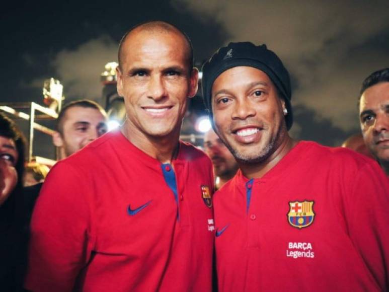 Ronaldinho posando con Rivaldo antes del partido de las Leyendas del Barcelona contra las del Real Madrid.