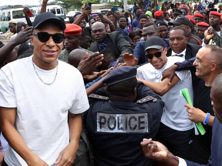 Kylian Mbappé fue ovacionado por centenares de aficionados a su llegada a Camerún el jueves para una visita que incluye actos caritativos y un recorrido por el pueblo de su padre, según constató un periodista de la AFP.