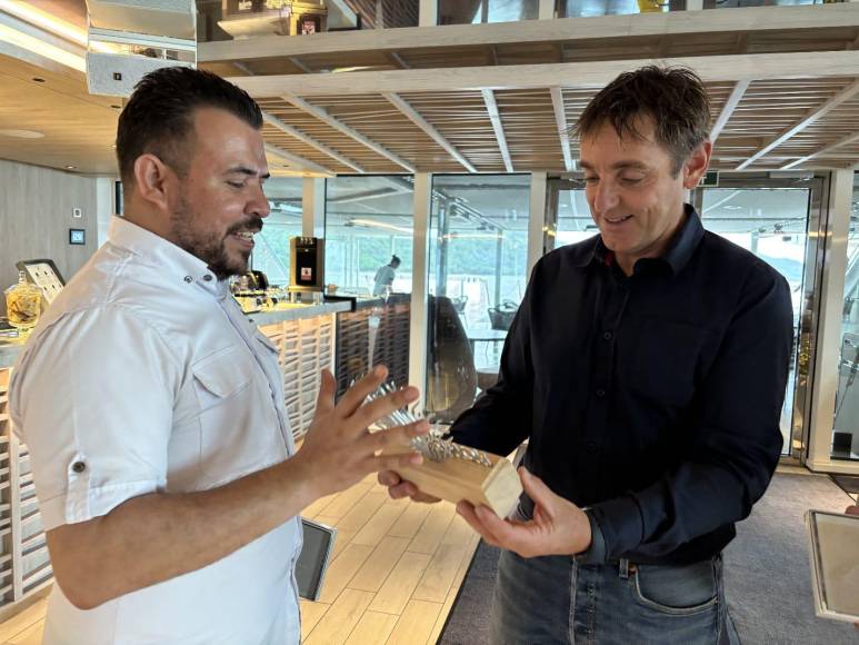 El viceministro de Turismo Luis Chévez, entregó un souvenir al capitán del crucero Yannick Simone como un recuerdo de Honduras. 