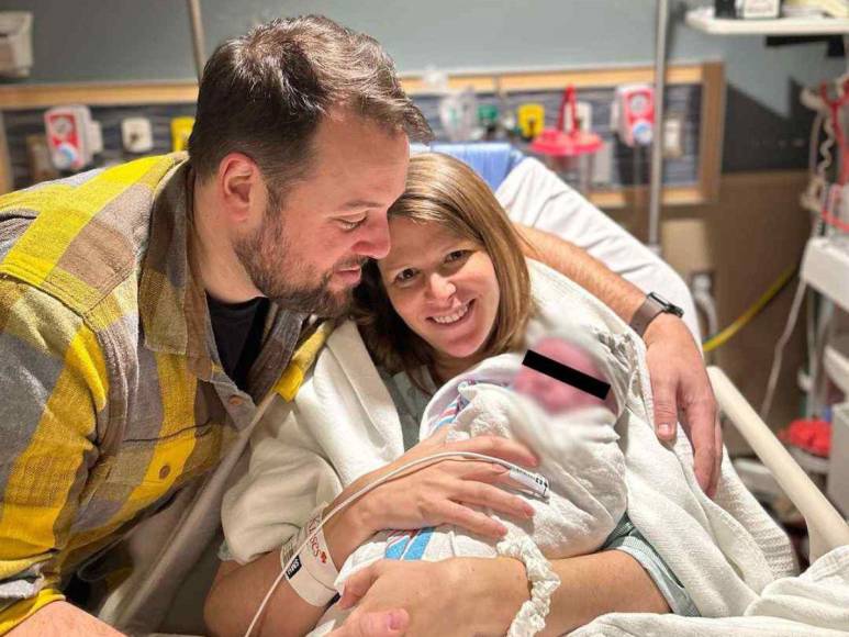 Su hija, Gray Hunt Rivera, nació en casa el miércoles por la mañana después de solo 13 minutos de parto repentino, antes de que hubiera tiempo de llamar a los paramédicos y es que en lugar del parto planificado en el hospital, Rivera se encontró dando a luz al bebé Gray en el piso del baño.