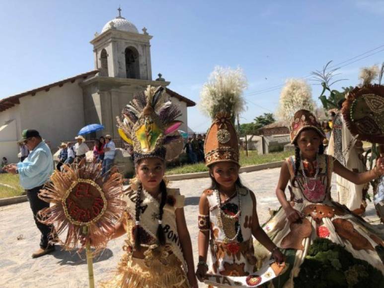 Hermosas niñas luciendo sus trajes típicos elaborados de manta y tusa, decorados con maíz, frijoles, plumas, café y otros materiales.