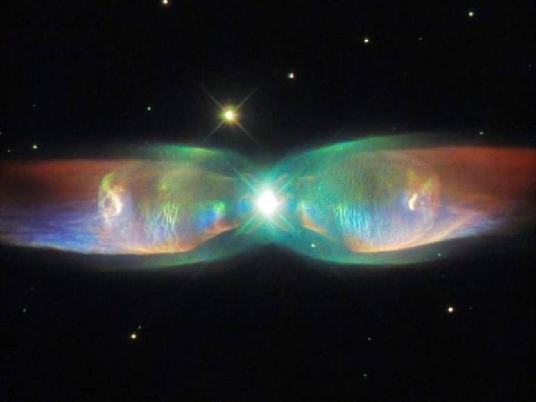 Nebulosa Mariposa<br/><br/>La nebulosa Alas de Mariposa o M2-9, es un ejemplo llamativo de una nebulosa planetaria bipolar; estas se forman cuando el objeto central no es una sola estrella, sino un sistema binario.<br/>Estudios han demostrado que el tamaño de la nebulosa aumenta con el tiempo. La nebulosa Alas de Mariposa se encuentra a una distancia de 2.100 años luz de la Tierra.