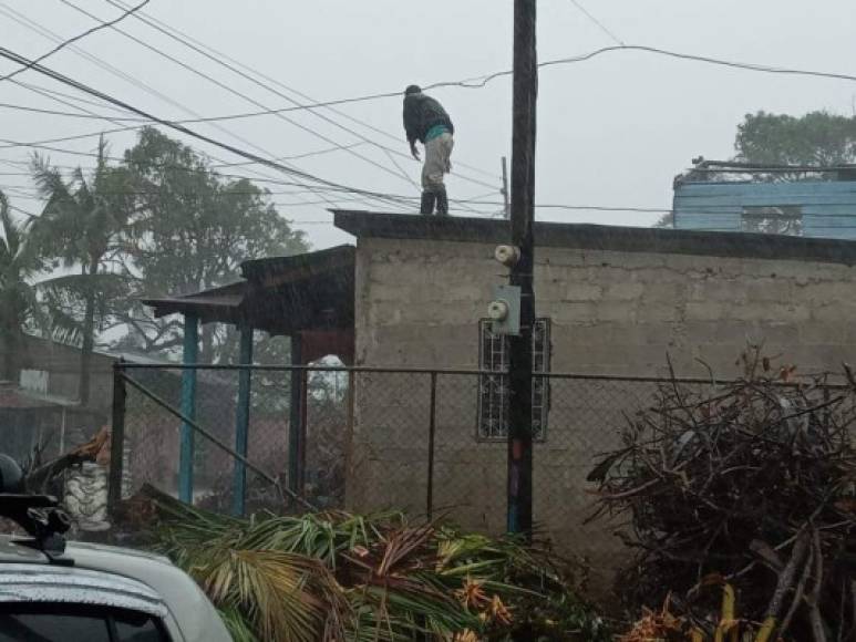 Los pobladores que se aventuraron a quedarse en esta región aseguraban a última hora los techos de sus casas mientras esperan la llegada del potente ciclón.