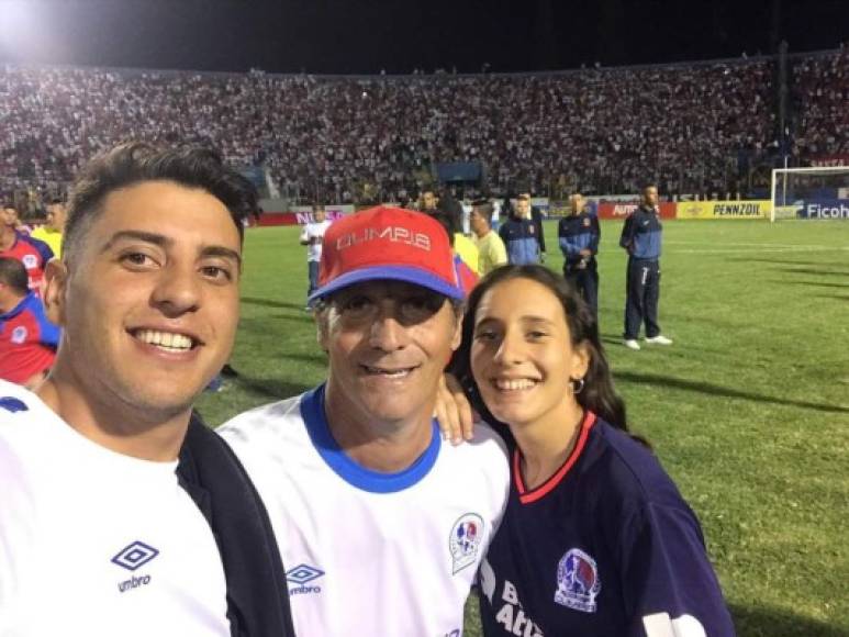 Gian, hijo de Pedro Troglio, colgó esta imagen a sus redes sociales junto a su padre y su hermana celebrando el título del Olimpia.