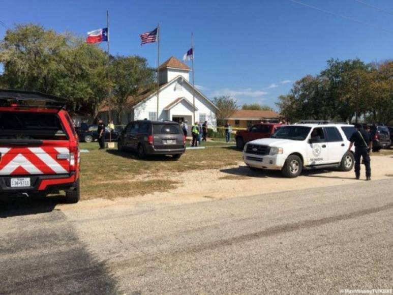 La policía formó un perímetro alrededor de la iglesia y abrió paso a los vehículos de emergencia.<br/>Agentes del FBI y ATF también han llegado a la escena.