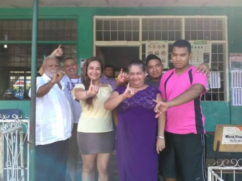 Familia Caballero muestra su dedo manchado luego de ejercer el voto en El Progreso, Yoro.