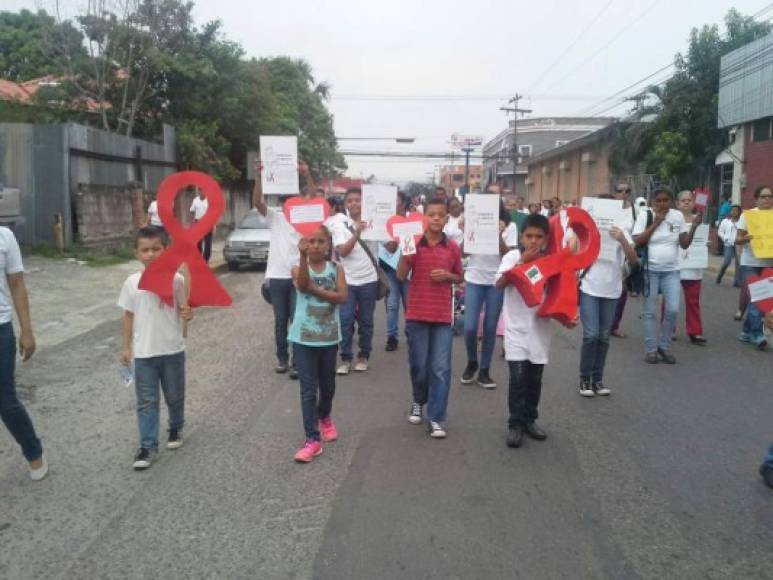 Niños y adolescentes participan en una marcha que recorrió el centro de San Pedro Sula en el Día Mundial de la Lucha contra el Sida.