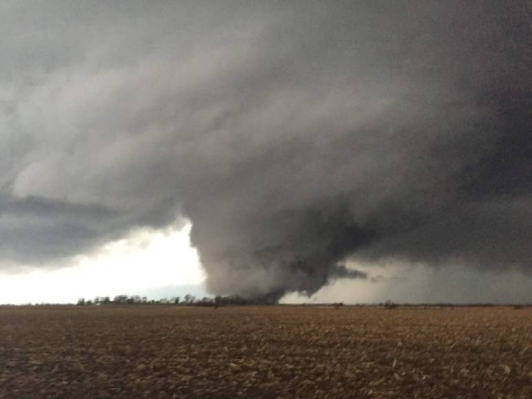 El devastador tornado tocó tierra y arrancó casas de sus cimientos en una pequeña comunidad del norte del estado de Illinois. Hay al menos un muerto y siete heridos. 'Nunca en mi vida vi algo como eso', admitió el jefe de bomberos.