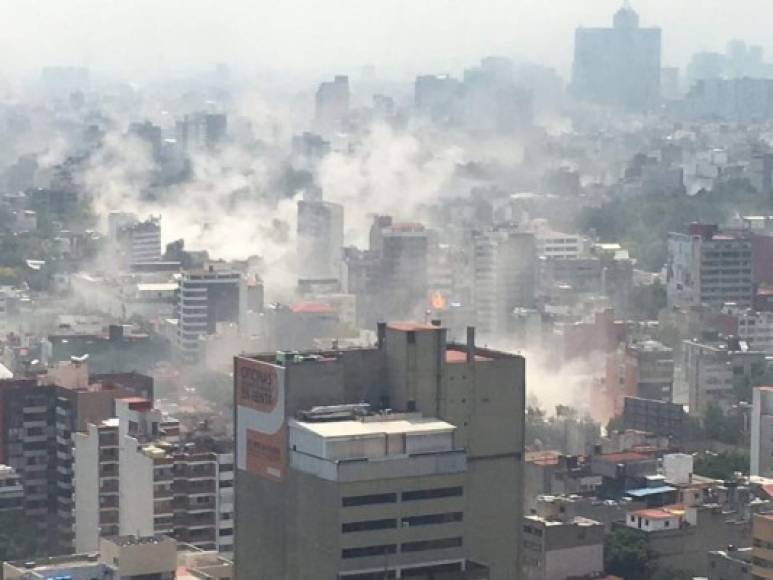 Varios edificios colapsaron en la capital mexicana tras el potente sismo.
