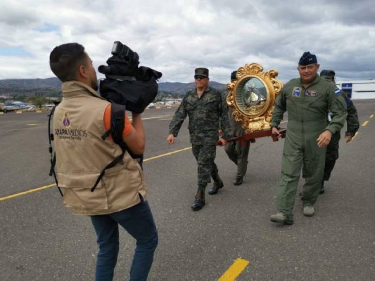 Los fieles esperaron muy pacientes en la parroquia Inmaculado Corazón de María a la llegada de la Morenita de Honduras.