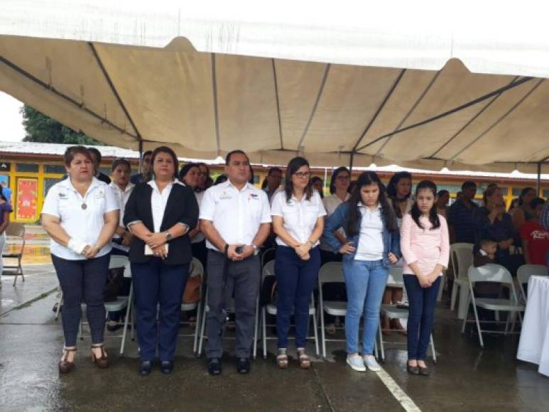 La amenaza de lluvia no impidió la inauguración de las actividades escolares.